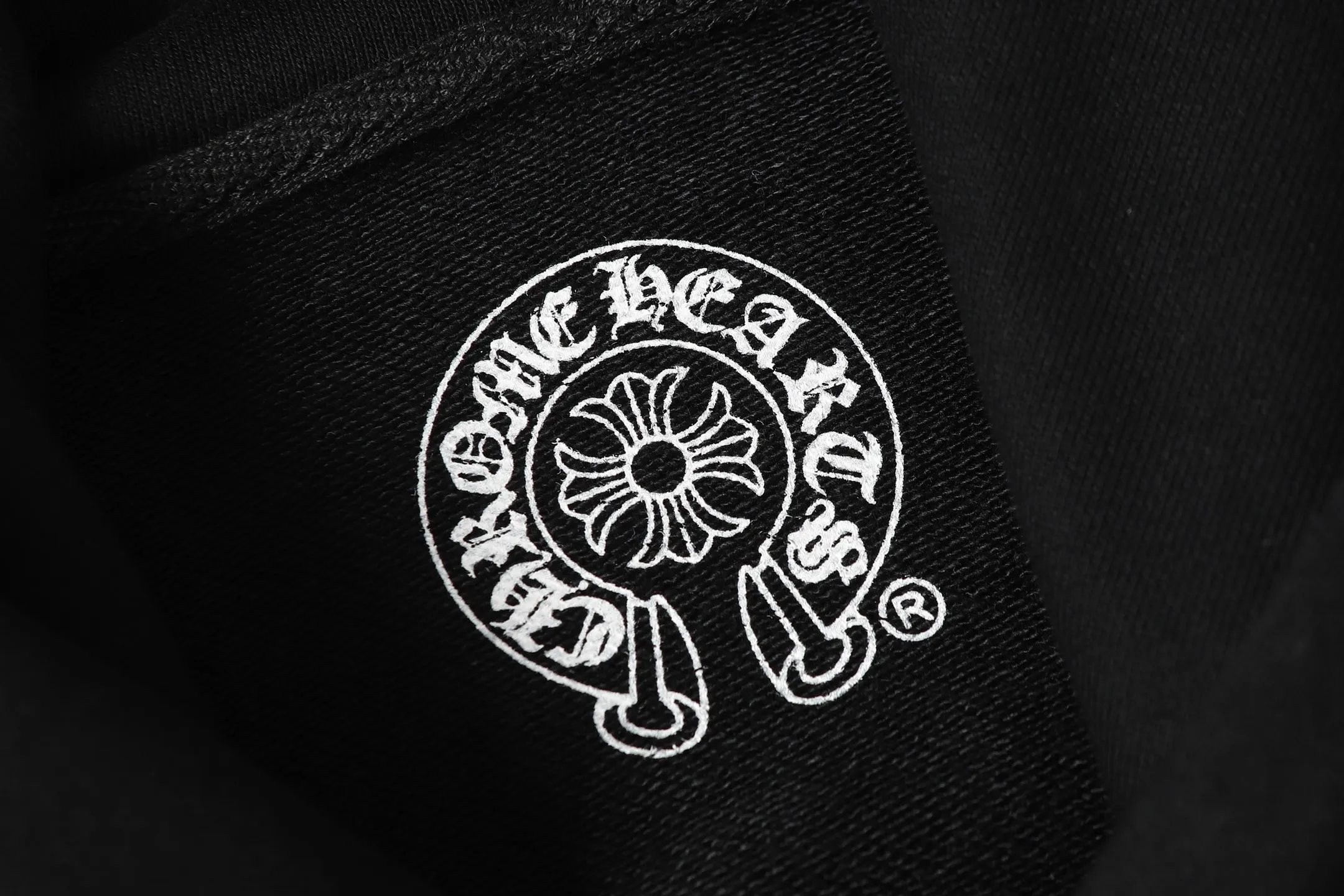 P240 3124 cross-border running quantity model. If you are pursuing quality, please do not place an order. -Chrome Hearts/Chrome Hearts colorful Sanskrit printed hooded sweatshirt -High weight, high density and high quality. The wool is soft, delicate and skin-friendly. It feels soft and silky. It has excellent warmth and skin-friendly properties. -Size: S M L XL